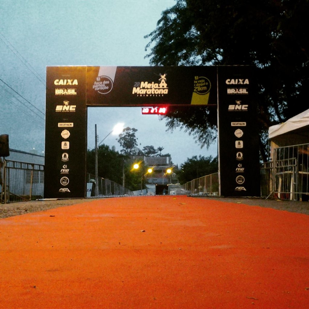 Imagem do pórtico de chegada da edição 2015 da Maratona de Joinville