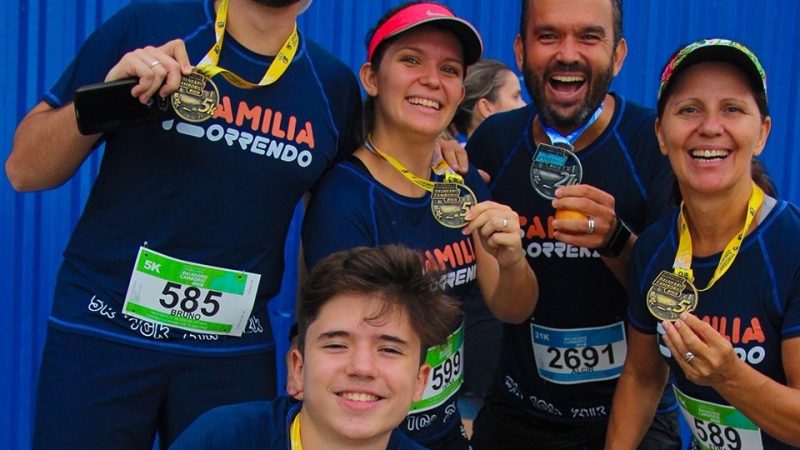 FAMÍLIA CORRENDO – Pai, mãe e 3 filhos que correm juntos com muita alegria