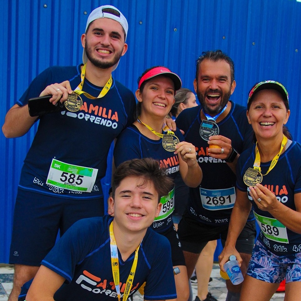 FAMÍLIA CORRENDO – Pai, mãe e 3 filhos que correm juntos com muita alegria