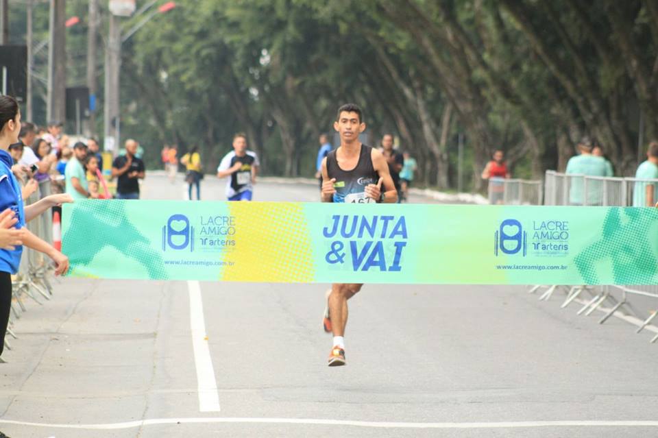Ele deixou o futebol para tornar-se um corredor de rua. JUCA é um corredor raiz