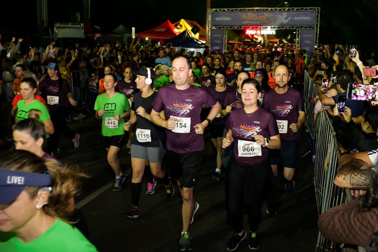 Em noite de diversão e corrida, Night Run Joinville reúne 2 mil pessoas