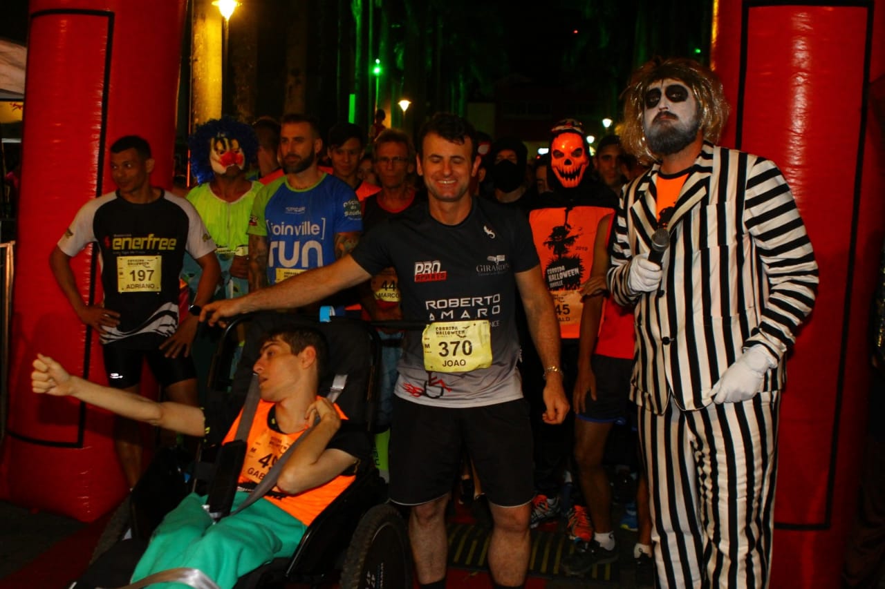 Cartão-postal da cidade, Rua das Palmeiras recebe 700 atletas na Corrida Halloween Joinville