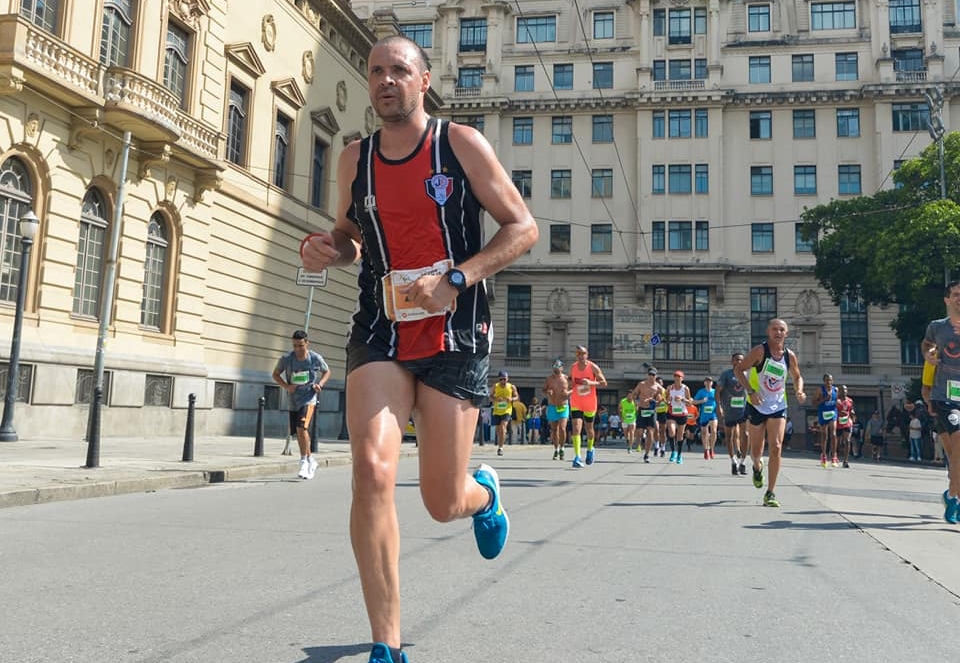 Jorge Leandro é um corredor de rua que enfrentou as drogas e transformou a própria vida