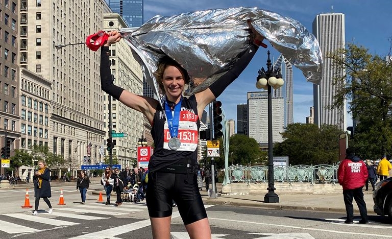Após grave acidente, modelo catarinense Bárbara Beluco foi sub 3h na Maratona de Chicago