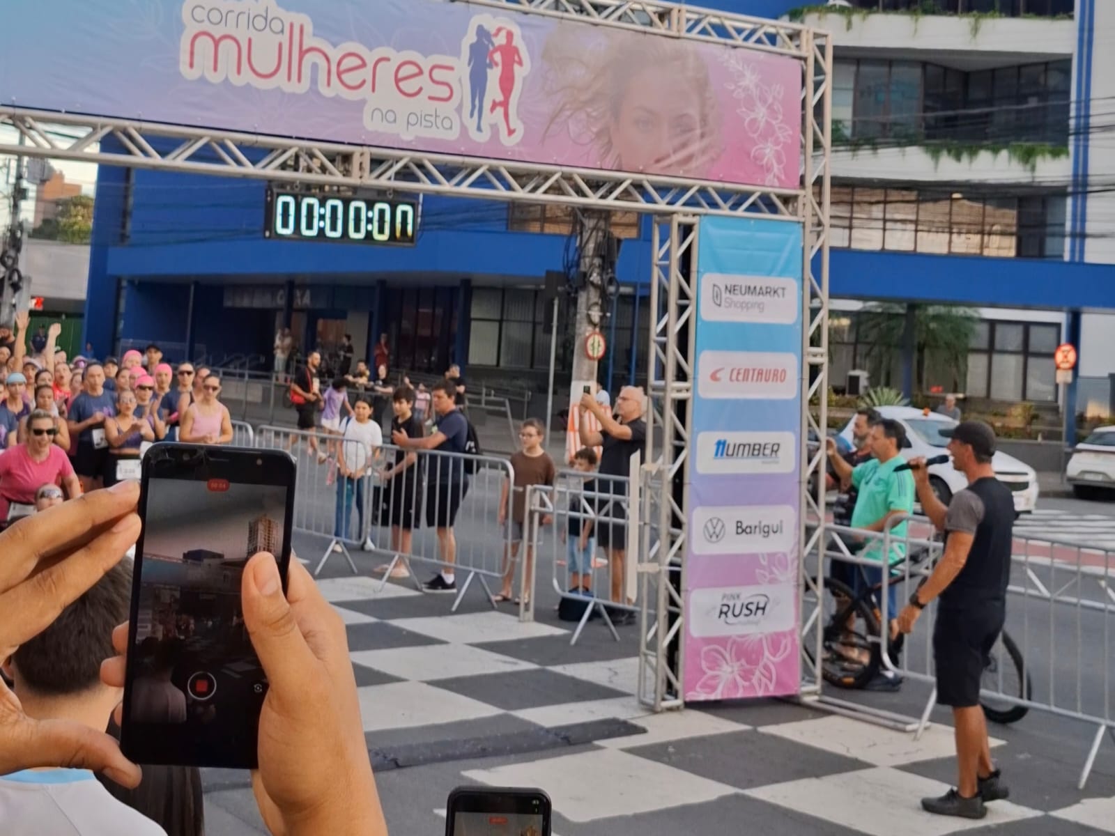 Corrida das Mulheres na Pista reúne cerca de 1500 corredoras em Blumenau 